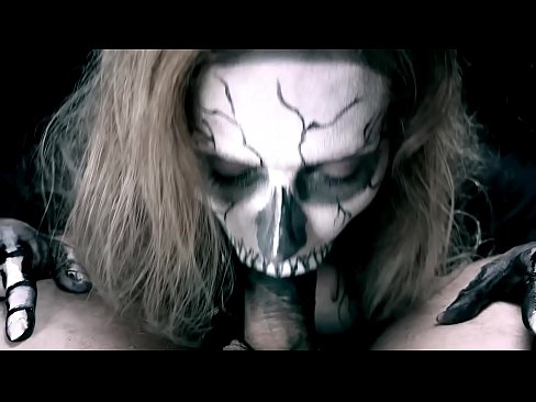 ❤️ Demonska djevojka siše kurac svojim crnim ustima i guta spermu. ❤❌ Seks kod nas